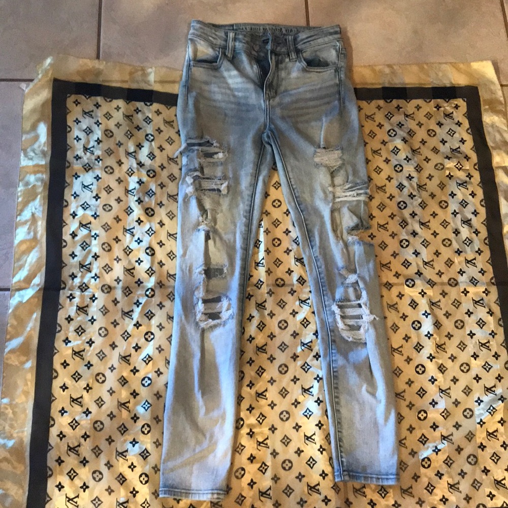 Light Wash Distressed American Eagle Jeans